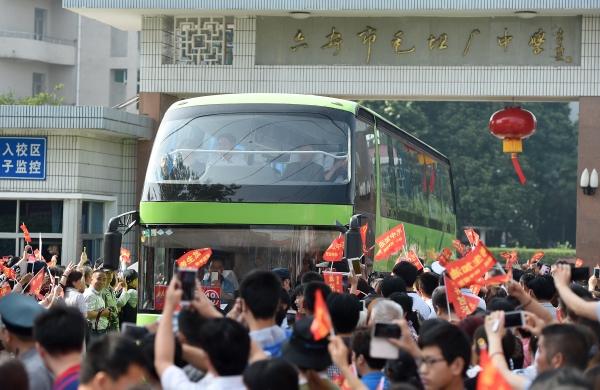 新華社照片，毛坦廠（安徽），2016年6月5日
    毛坦廠送考——學生減少場面依舊
    6月5日，送考車隊駛離學校。
    當日，安徽省六安市毛坦廠鎮毛坦廠中學（含金安中學）的近千名高三學生從學校分乘19輛大巴，出發前往六安市的高考考點，參加即將到來的全國高考。從各地趕來的學生家長和當地居民幾千人在學校門口送別考生，祝福他們取得好成績。
    毛坦廠中學（含金安中學）每年高考前的送考都是當地一個重要活動。近年來，送考規模逐漸減小，送考學生人數從高峰的萬余名減少到近千名，送考大巴也從高峰時期的70輛下降到今年的19輛，但送考場面依舊熱鬧。
    新華社記者 郭晨攝