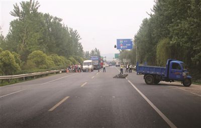 今年5月15日，在南京浦口花旗104國道寧淮高速高架橋下發(fā)生了一起車禍，19歲的男子羅某無證駕駛?cè)喥嚦鍪鹿手履ν熊囁緳C身亡，母親莊某愛子心切，為兒頂包，試圖“蒙混過關(guān)”，卻沒有逃過辦案民警的火眼金睛，最終被浦口交警識破。目前，羅某因涉嫌交通肇事逃逸已被刑事拘留。