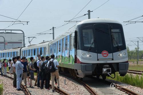 列車吸引了很多媒體記者圍觀。