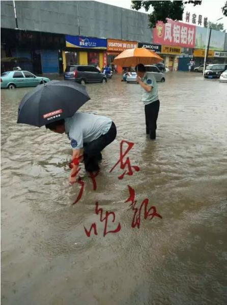 湖北一男子冒暴雨淌水撈魚 掉入下水道仍未找到