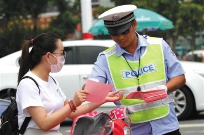 近日，江蘇灌云交警在街邊派發“優惠券”。