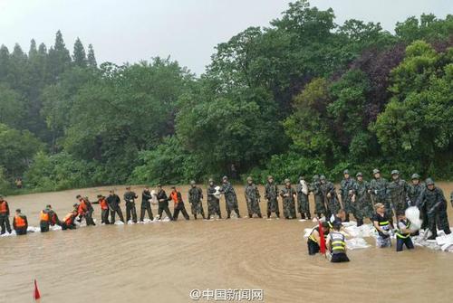 李克強冒大雨赴武漢長江干堤管涌現場 指揮救災