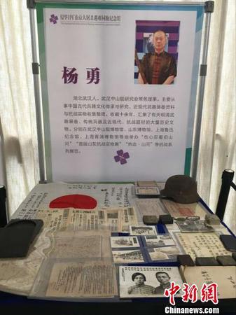 全國各界人士在南京捐贈(zèng)南京大屠殺等題材史料藏品。　朱曉穎 攝