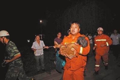 所幸落井女童狀態很好，百余警民連夜施救，至今晨4時20分許妞妞終被救出。