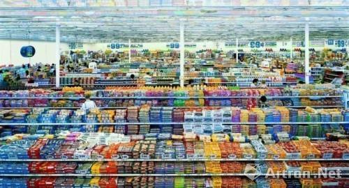 Andreas Gursky（安德烈亞斯?古爾斯基）《99 Cent II Diptychon》（《99美分》）（2001），2007年2月在倫敦蘇富比拍賣會拍得335萬美元。