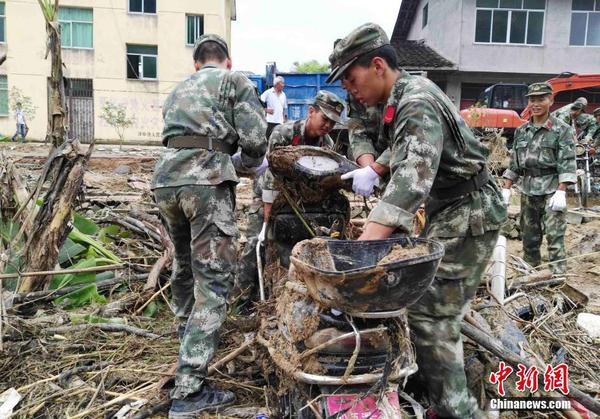 福建武警官兵積極投入駐地災后重建5