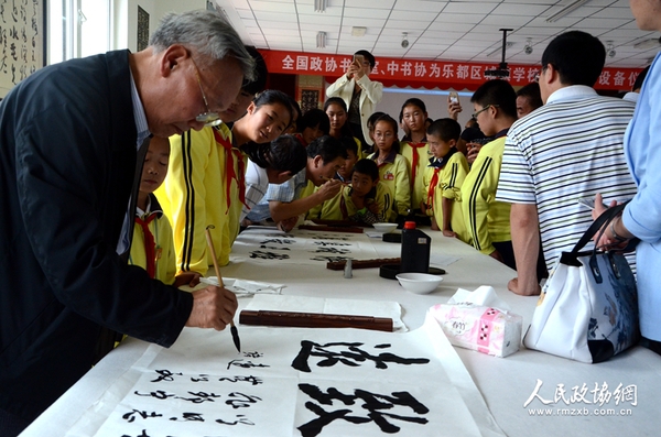 圖片說明： 書畫室委員與學生共同創作書法作品。