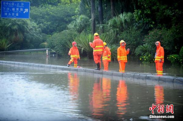 臺風“妮妲”來襲 深圳部分路段積水交通受阻