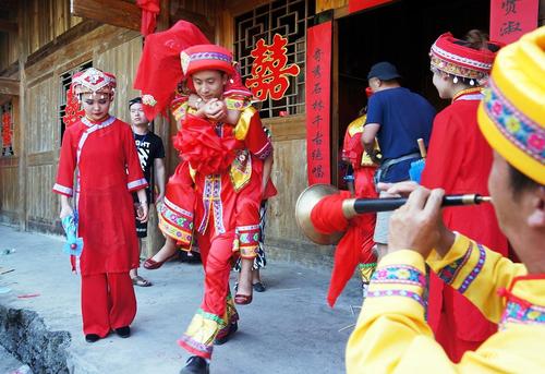 2016年8月13日，一年一度的土家族特色相親節(jié)--恩施女兒會(huì)舉行，超過8萬人觀看了土家族特色的定親儀式、迎親儀式和婚禮儀式。被譽(yù)為“東方情人節(jié)”的女兒會(huì)，是土家族人民自己的七夕節(jié)，距今已有數(shù)百年的歷史。萬李 蔣盼