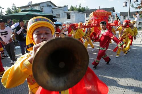 迎親隊伍在表演。