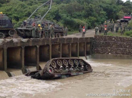 臺(tái)陸軍564旅16日在屏東操演時(shí)，一輛CM11戰(zhàn)車疑因雨天路滑，翻覆至5米深的網(wǎng)沙溪，車上5人，除駕駛逃生外，其余4人送醫(yī)搶救后不治。