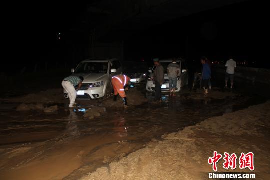 被困車(chē)主也加入到救援行動(dòng)中。　汪渝 攝