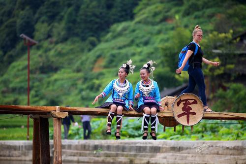 侗族群眾身著民族盛裝，開展祭薩、鼓樓對歌、侗族大歌匯演等民俗活動。1