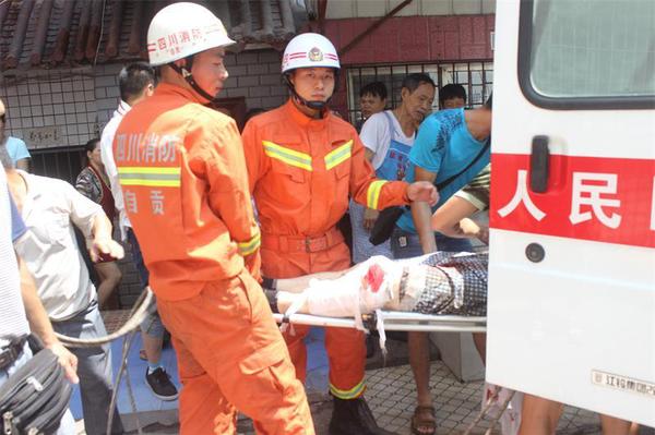 傷者倍送上急救車(chē)。消防供圖