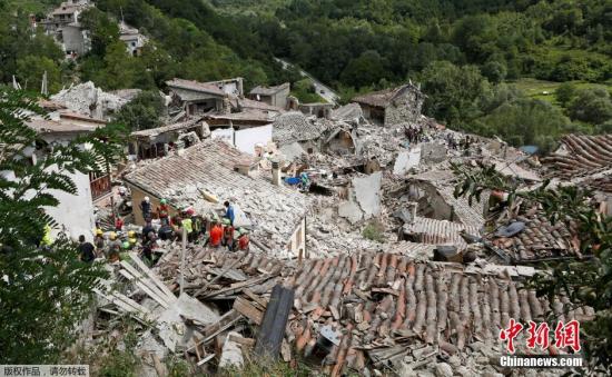 意大利中部城市PESCARA DEL TRONTO收到地震影響，大量建筑成為廢墟。