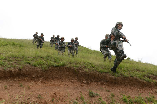 資料圖：陸軍第39集團軍某紅軍旅官兵在演習中發(fā)起沖鋒