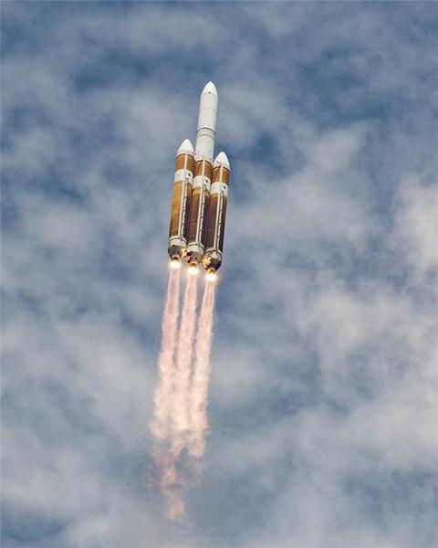 　　NROL-37偵察衛星由聯合發射聯盟所屬的德爾塔-IV重型運載火箭從佛羅里達州的卡納維拉爾角空軍基地發射升空，攝于2016年6月11日