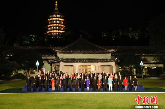 9月4日，國家主席習近平和夫人彭麗媛在杭州西子賓館舉行宴會，歡迎出席二十國集團領導人杭州峰會的外方代表團團長及所有嘉賓。圖為習近平和彭麗媛同外方代表團團長及其配偶在室外草坪合影留念。 <a target='_blank' href='http://www.chinanews.com/'>中新社</a>記者 盛佳鵬 攝