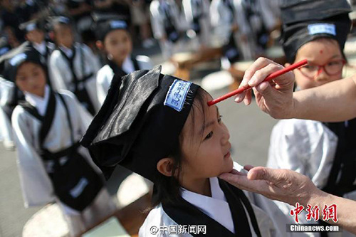 　　8月31日百余小學新生在南京夫子廟大成殿前“開筆破蒙”，通過向孔子像行禮、誦讀《論語》、學寫“人”字、朱砂開智、聆聽師長寄語等，宣告正式成為一名學生。