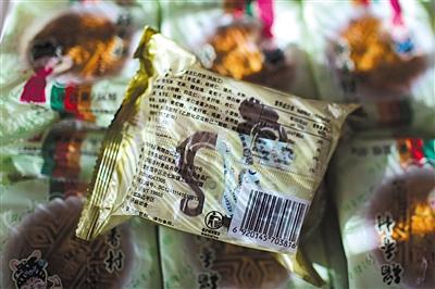一周后將迎來月餅新標(biāo)實施后的首個中秋節(jié)。近期選購月餅的市民不難發(fā)現(xiàn)，不少月餅包裝印有新標(biāo)準(zhǔn)號GB/T19855。