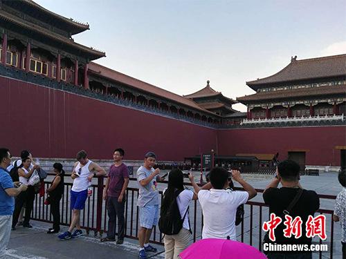 游客在故宮午門外拍照。中新網(wǎng)記者 宋宇晟 攝
