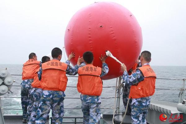 東海艦隊6艘戰(zhàn)艦開展實戰(zhàn)化訓(xùn)練 主副炮開火4