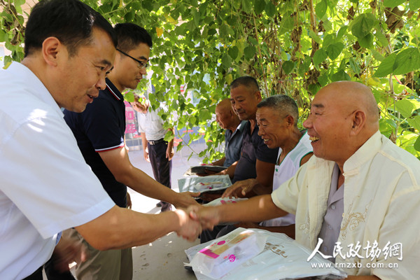 河南民權縣政協委員中秋慰問敬老院