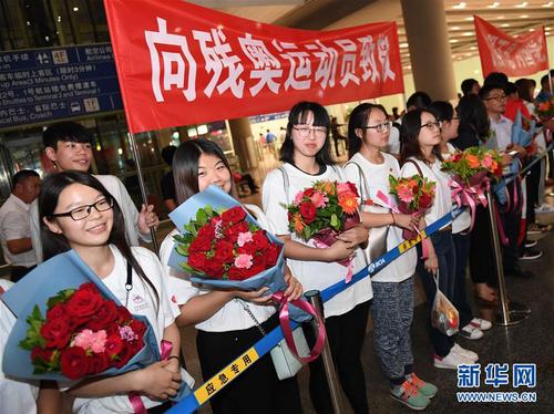 9月20日，北京建筑大學學生代表在首都國際機場等候殘奧代表團抵達。 新華社記者賀長山攝 圖片來源：新華網