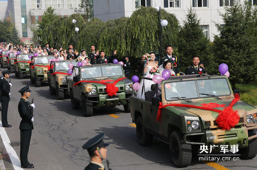 圖為婚禮車隊(duì)駛?cè)牖槎Y現(xiàn)場。陳浩  攝