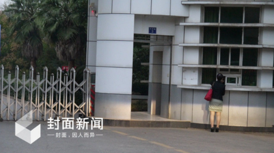 9月27日早上6時15分，牟其中唯一指定代理人夏宗偉登記進(jìn)入洪山監(jiān)獄接牟其中。