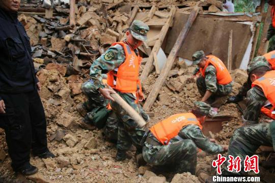 圖為武警官兵正在救災中 鐘欣 攝