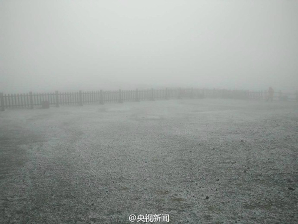 10月3日中午，長白山下起了今年入秋以來的第一場雪，預計今天下午還可能有一個降雪過程。 @央視新聞 圖