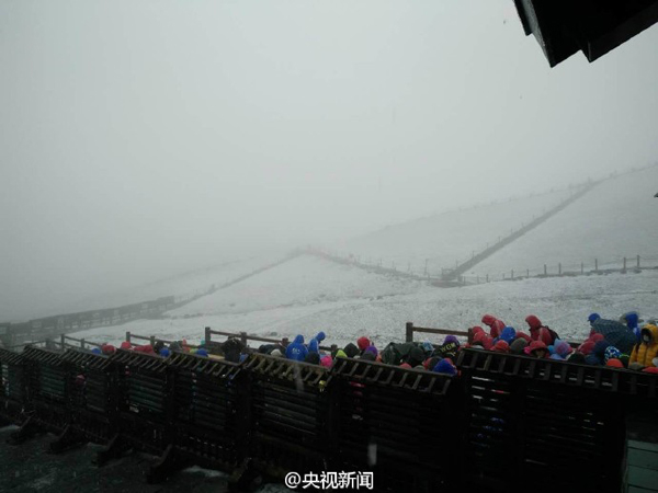 長白山下起今年入秋以來第一場雪，目前景區主峰臨時關閉