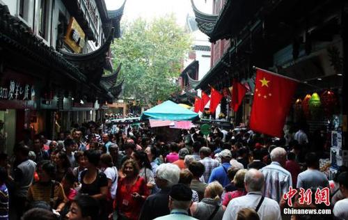 資料圖：10月3日，上海各景點迎來大客流，城隍廟游人如織，秩序井然。 <a target='_blank' href='http://www.chinanews.com/'>中新社</a>記者 湯彥俊 攝