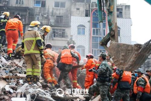 軍分區(qū)指戰(zhàn)員在倒房現(xiàn)場全力救援(浙江日報記者 汪成明)