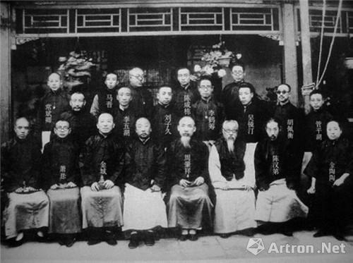 　　附圖13、中國畫學(xué)研究會(huì)部分成員合影，周肇祥（前排左五）、金城（前排左三）、蕭謙中（前排左二）、劉子久（中排左三）、吳鏡汀（中排右三）、管平湖（中排右一）、胡佩衡（中排右二）、馬晉（后排左二）