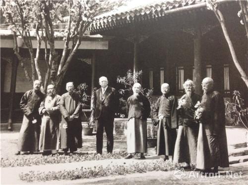 　　附圖14、1938年，周肇祥（右三）與張大千（左二）等名流在北平故宮合影（左起：于非闇、張大千、黃賓虹、福開森、錢桐、周肇祥、徐世昌、江朝宗）