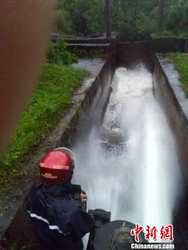 圖為?？陲L圯水庫開閘放水?！⊥踝又t 攝