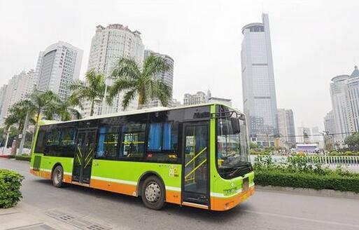 乘客甩出未關車門公交車