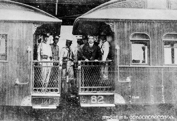 1912年8月24日，孫中山在離天津赴北京的列車上。