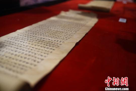 兩件華東師范大學(xué)圖書館館藏敦煌卷子珍品首次公開展出。　芊燁　攝