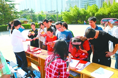 北大文物愛好者協會和寶雞民俗博物館共同舉辦“走近文物 閱美中華”文博知識普及展。