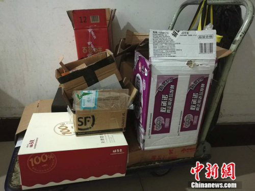 圖為被丟棄的包裝箱 <a target='_blank' href='http://www.chinanews.com/' >中新網</a>記者 張尼 攝