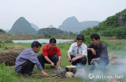 圖為中國社會科學(xué)院考古研究所考古專家在進(jìn)行“雙料混煉”考古實(shí)驗(yàn)。　楊陳　攝