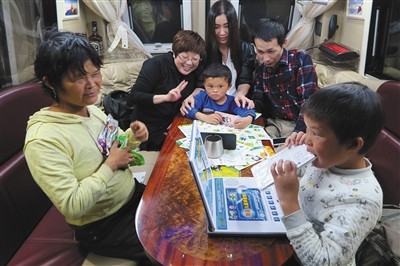 浙江張老板開來了一輛奔馳房車，范小勤和張老板的家人玩鬧。