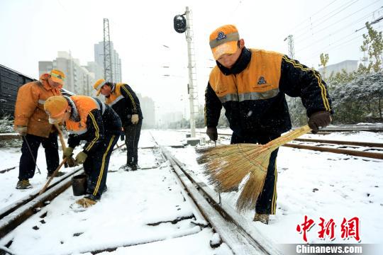 為確保隴海線客運安全暢通西安西站全力進行鐵軌防凍除雪工作。　鐘翰林　攝