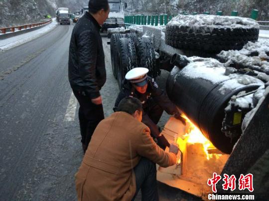 圖為高速交警對(duì)滯留車輛進(jìn)行救助。　西安交警高速大隊(duì)供圖 攝