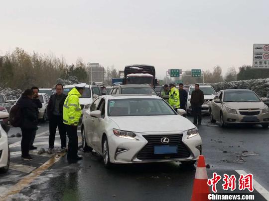 圖為高速交警對(duì)車輛進(jìn)行疏導(dǎo)。　西安交警高速大隊(duì)供圖 攝