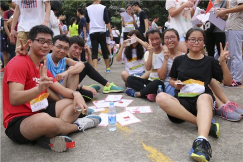  10月23日，福建師范大學，“迷馬”選手挑戰后在休息處合影留念，他們臉上露出挑戰成功的喜悅。蘇澤汗／攝