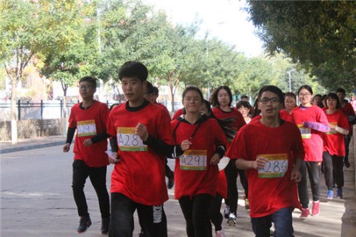  10月23日，河北民族師范學(xué)院，學(xué)院PK“迷馬”挑戰(zhàn)中，身著院服的同學(xué)們，隊形緊湊，每個人都努力奔跑。 李辰陽／攝